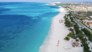 Stranden van Aruba voorzien van schoon wit zand