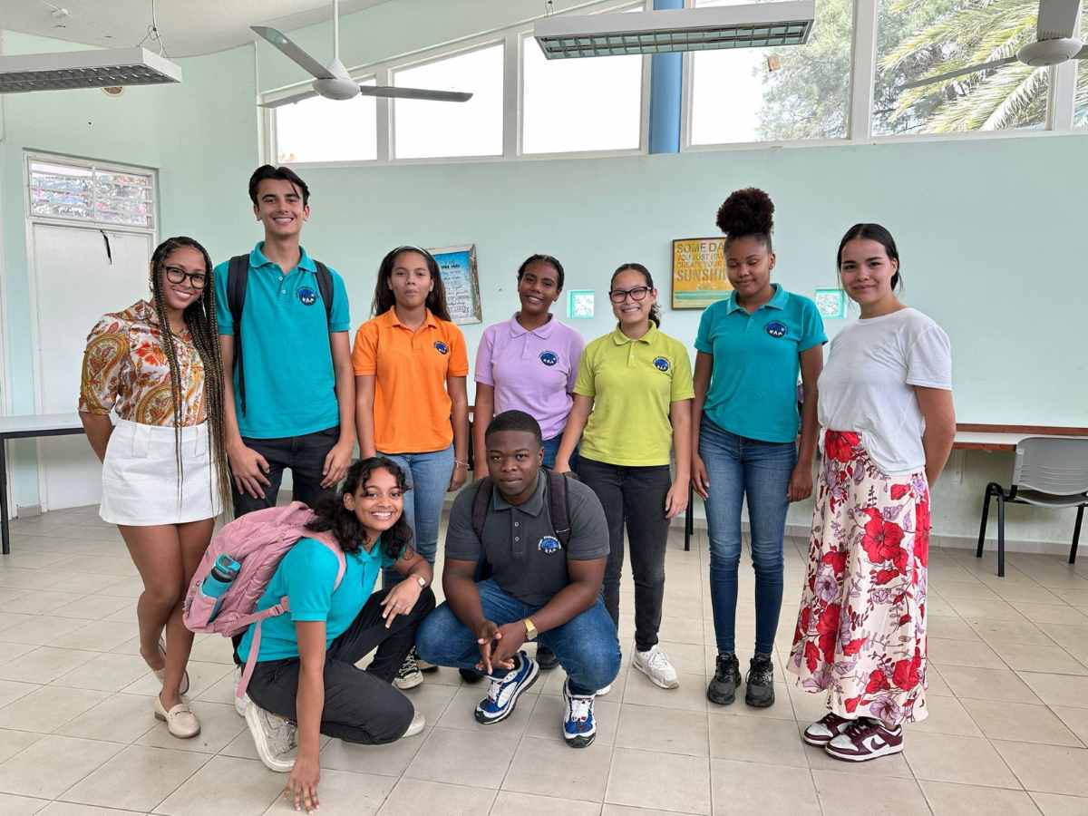 Curaçaose geneeskundestudente geeft studievoorlichting op Aruba, Bonaire en Curaçao